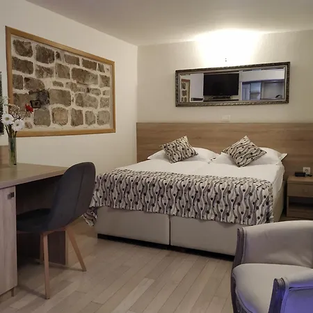 Kastel 1700 מלון 3*